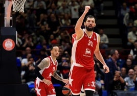 Mirotic alza el puño en señal de victoria.