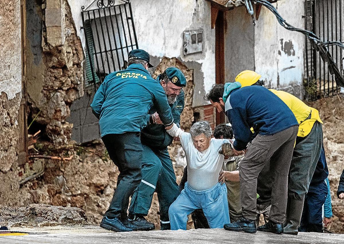 Imagen secundaria 1 - Los equipos de rescate buscan a «decenas y decenas» de desaparecidos