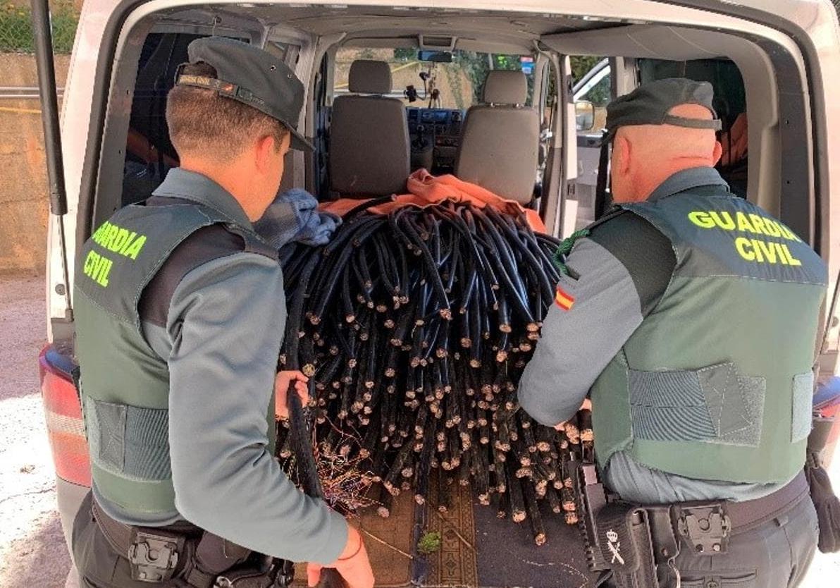 Agentes de la Guardia Civil interceptan parte del cable de cobre.