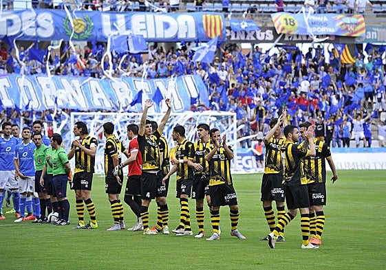 Los jugadores del Barakaldo saludan a su afición en el partido que jugaron en Lleida en 2016.