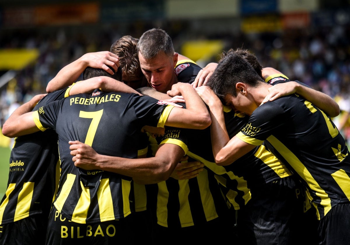 Los jugadores del Barakaldo hacen piña mientras celebran un gol.