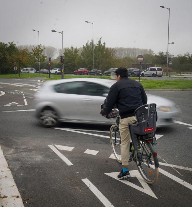 Ceda para bicis junto a otro ceda para coches en Salburua.