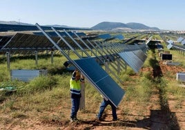 Operarios colocan placas fotovoltaicas en el parque de Ekian.