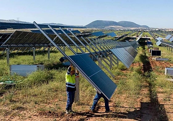 Operarios colocan placas fotovoltaicas en el parque de Ekian.