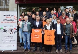 Foto de familia con representantes institucionales, de clubes y federaciones.