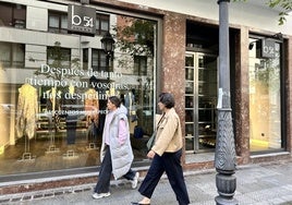 Cierra B54, la tienda que ha vestido la elegancia de las mujeres bilbaínas durante más de 30 años.