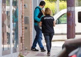 Ertzainas salen a la calle tras realizar una inspección ocular en un piso asaltado de Vitoria.