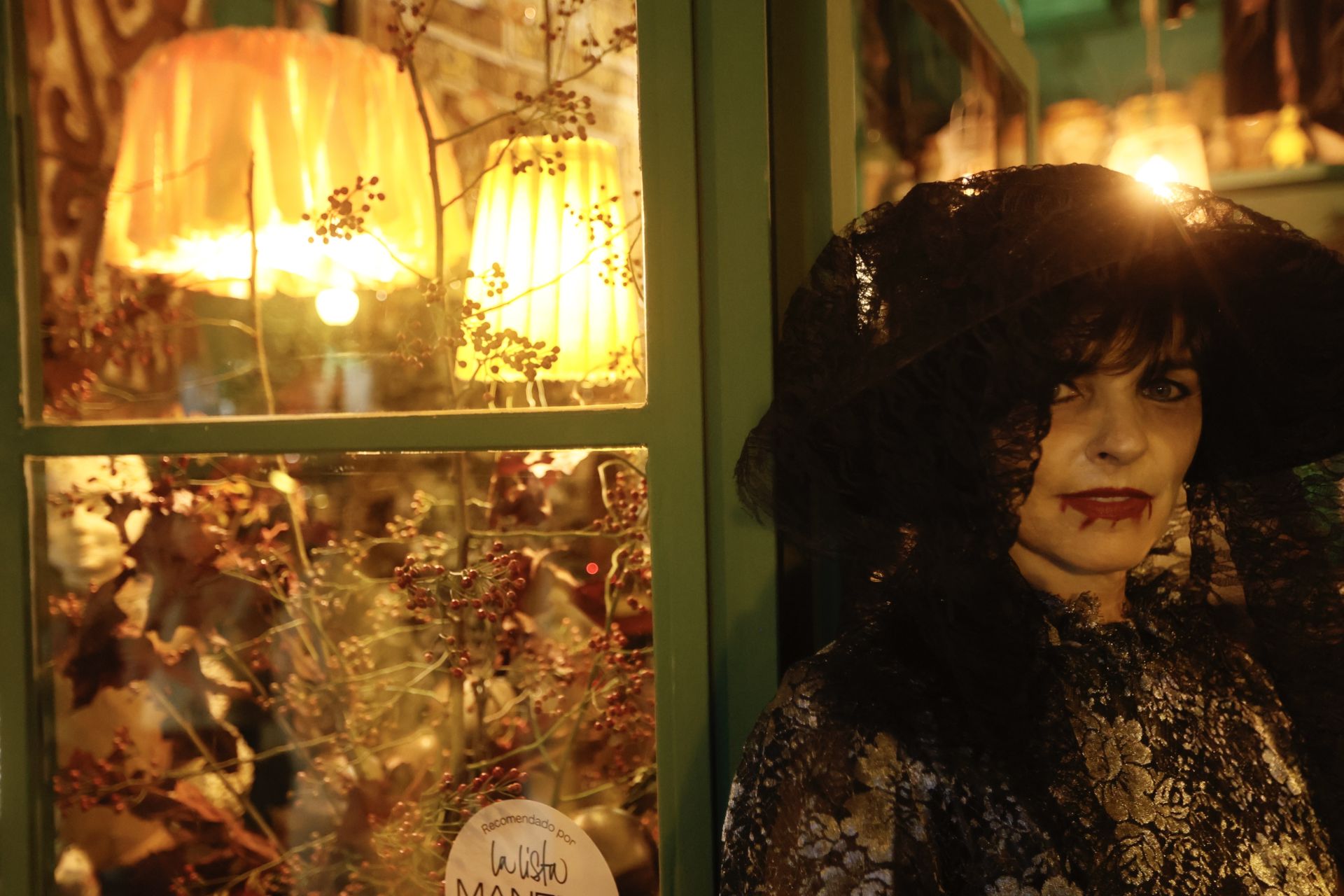 Concierto, malabarista en bicicleta, picoteo de muerte, disfraces... la sorprendente fiesta de Halloween de una tienda de Bilbao