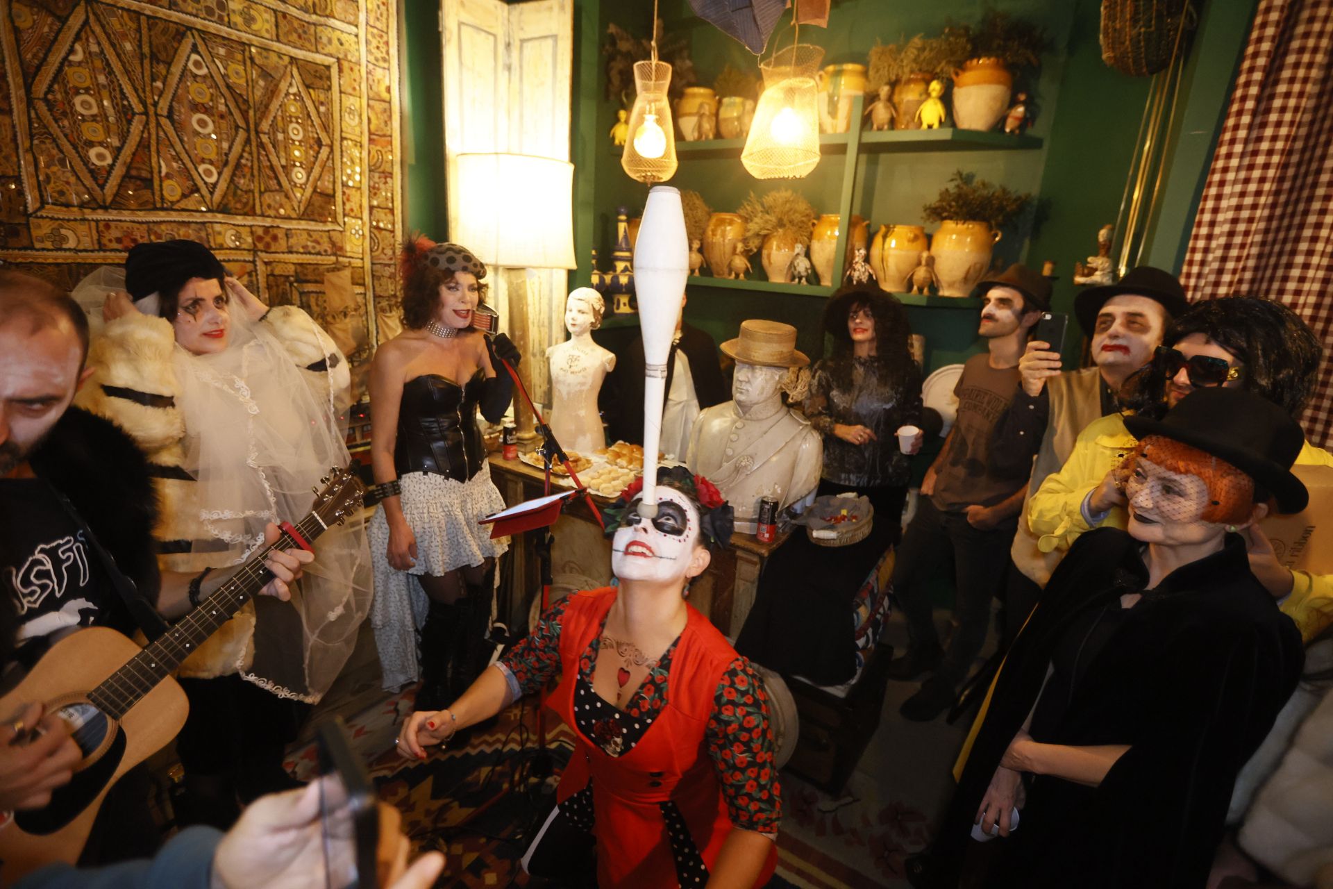 Concierto, malabarista en bicicleta, picoteo de muerte, disfraces... la sorprendente fiesta de Halloween de una tienda de Bilbao