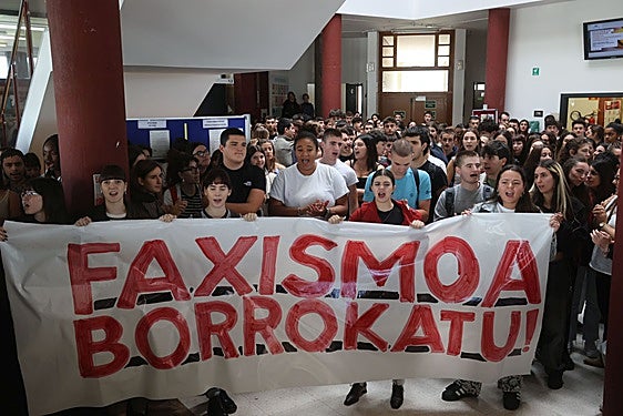 Concentración de estudiantes en la Facutlad de Derecho contra la presencia del profesor.