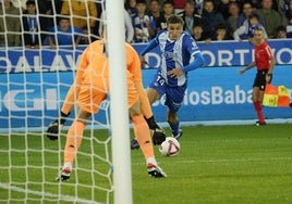 Tenaglia encara la portería en el partido contra el Valladolid.