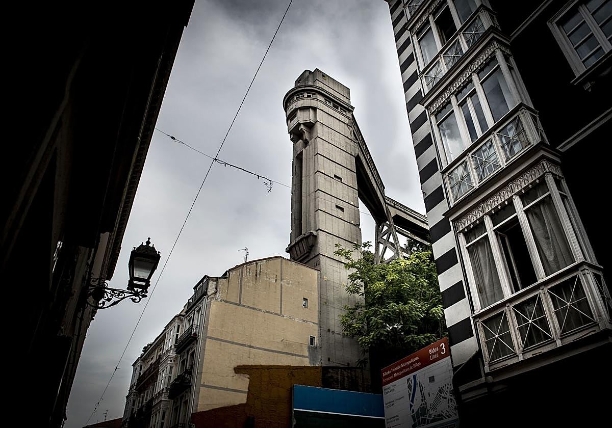El ascensor de Begoña ve «la luz al final del túnel» diez años después
