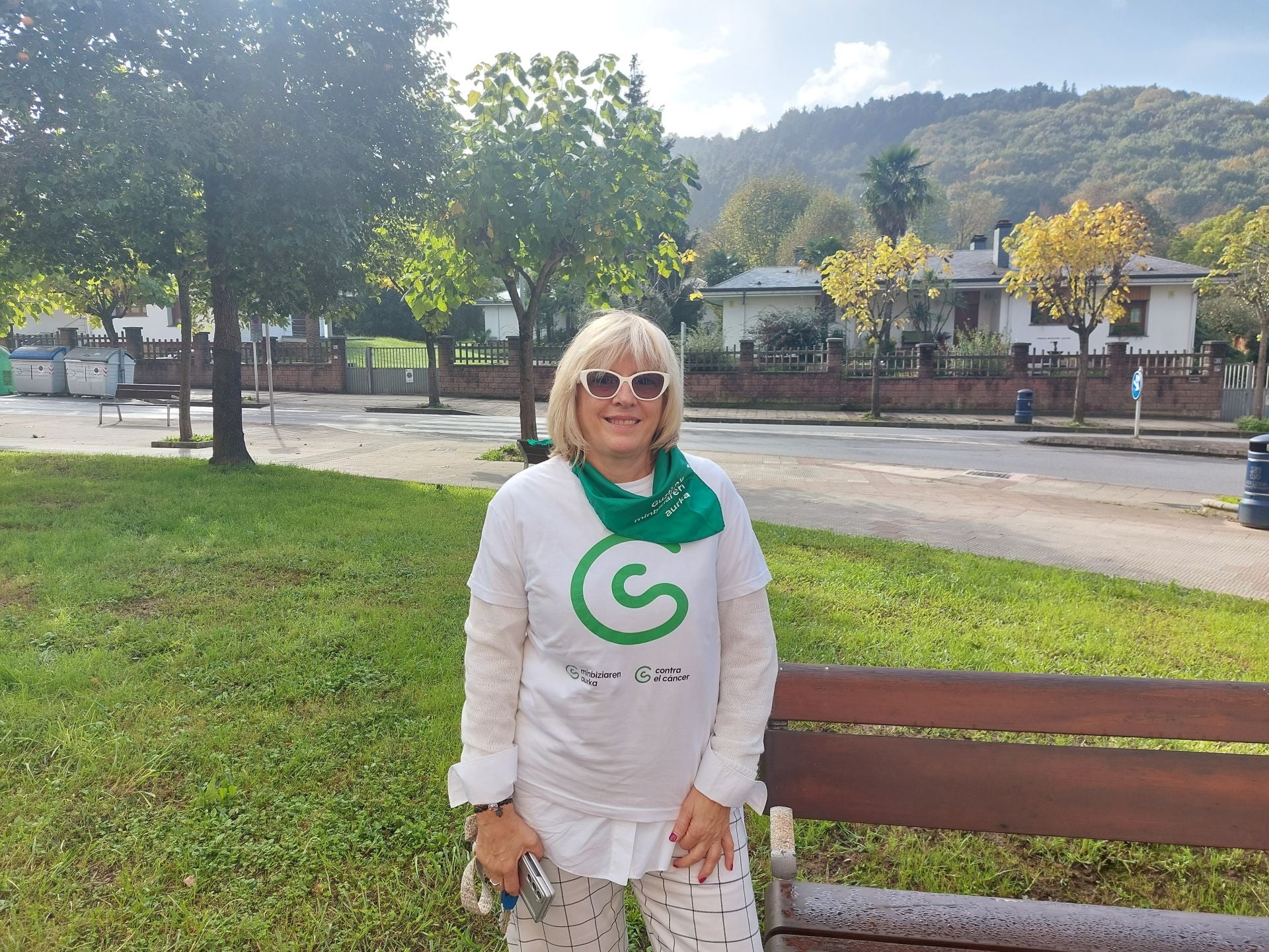 Besi Carreto, con la camiseta y el pañuelo conmemorativo de la asociación contra el cáncer.