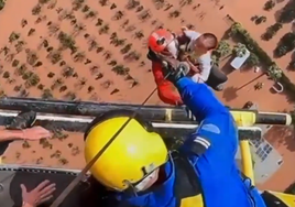 El vídeo del emotivo rescate en helicóptero de un bebé en Valencia