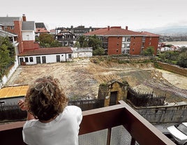 Un vecina contempla cómo ha quedado el solar en el que se levantaba el palacete protegido.