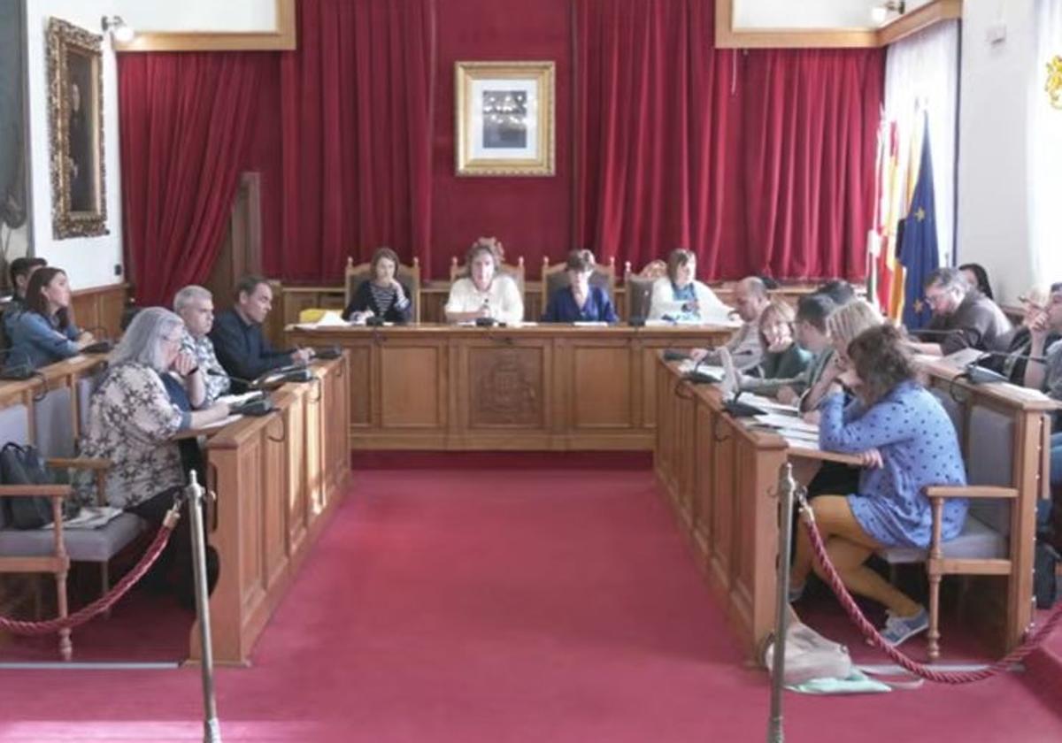 Imagen de la sesión plenaria, con el asiento vacío a la izquierda del representante del PP, Santiago López, que formará parte del Parlamento vasco.