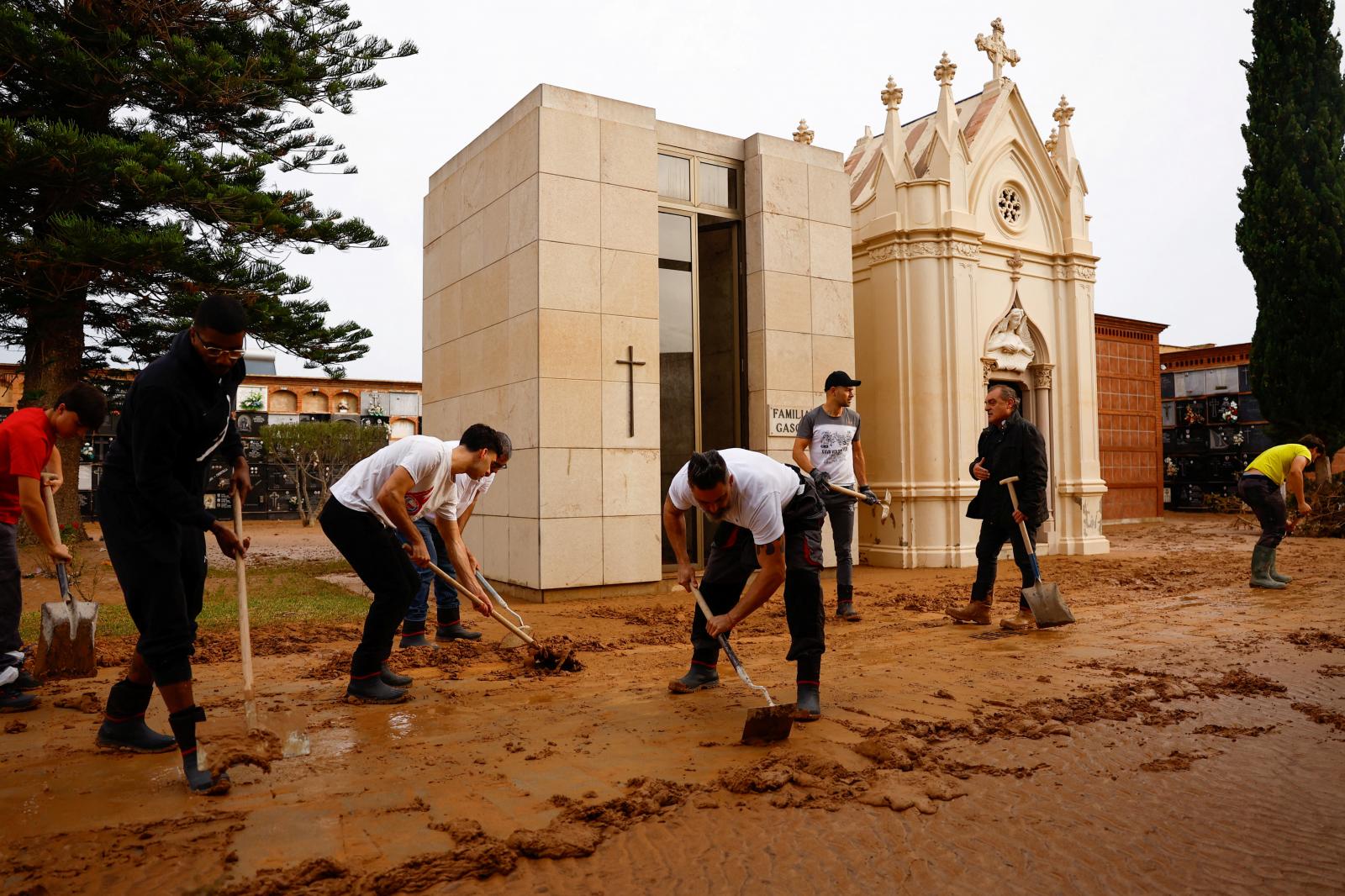 Fotos de la oleda de solidaridad: los valencianos acuden en masa a ayudar a los afectados por la DANA