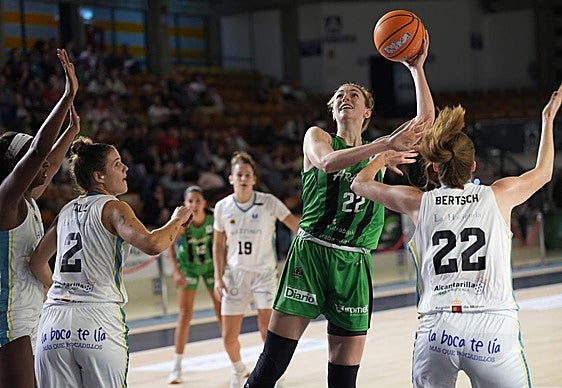 Brewer ejecuta un gancho ante la defensa de Bertsch.