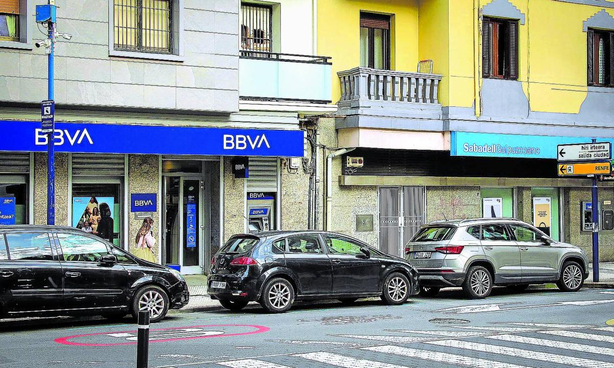 Oficinas bancarias de BBVA y Sabadell en una misma calle de una localidad vasca.