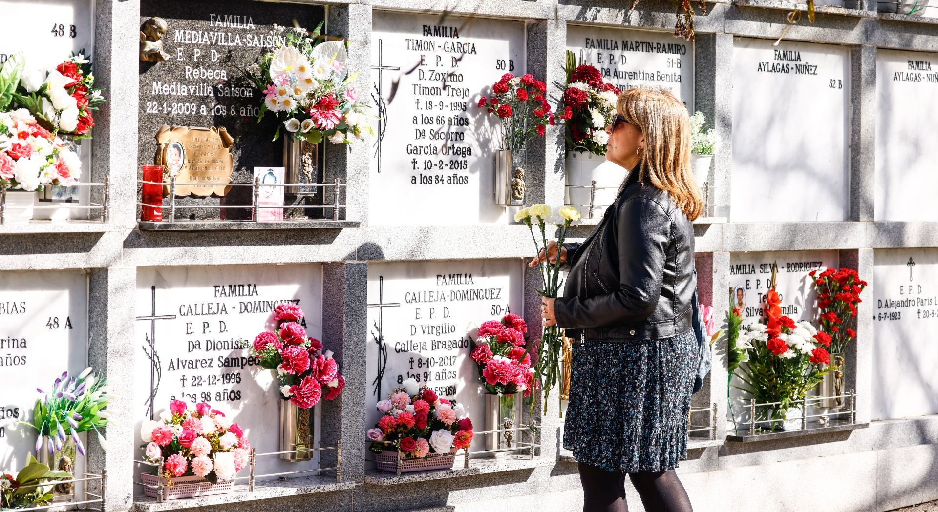 Flores y recuerdos en los cementerios vitorianos