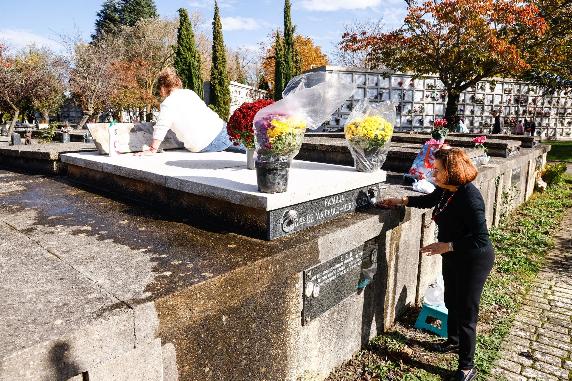 Flores y recuerdos en los cementerios vitorianos