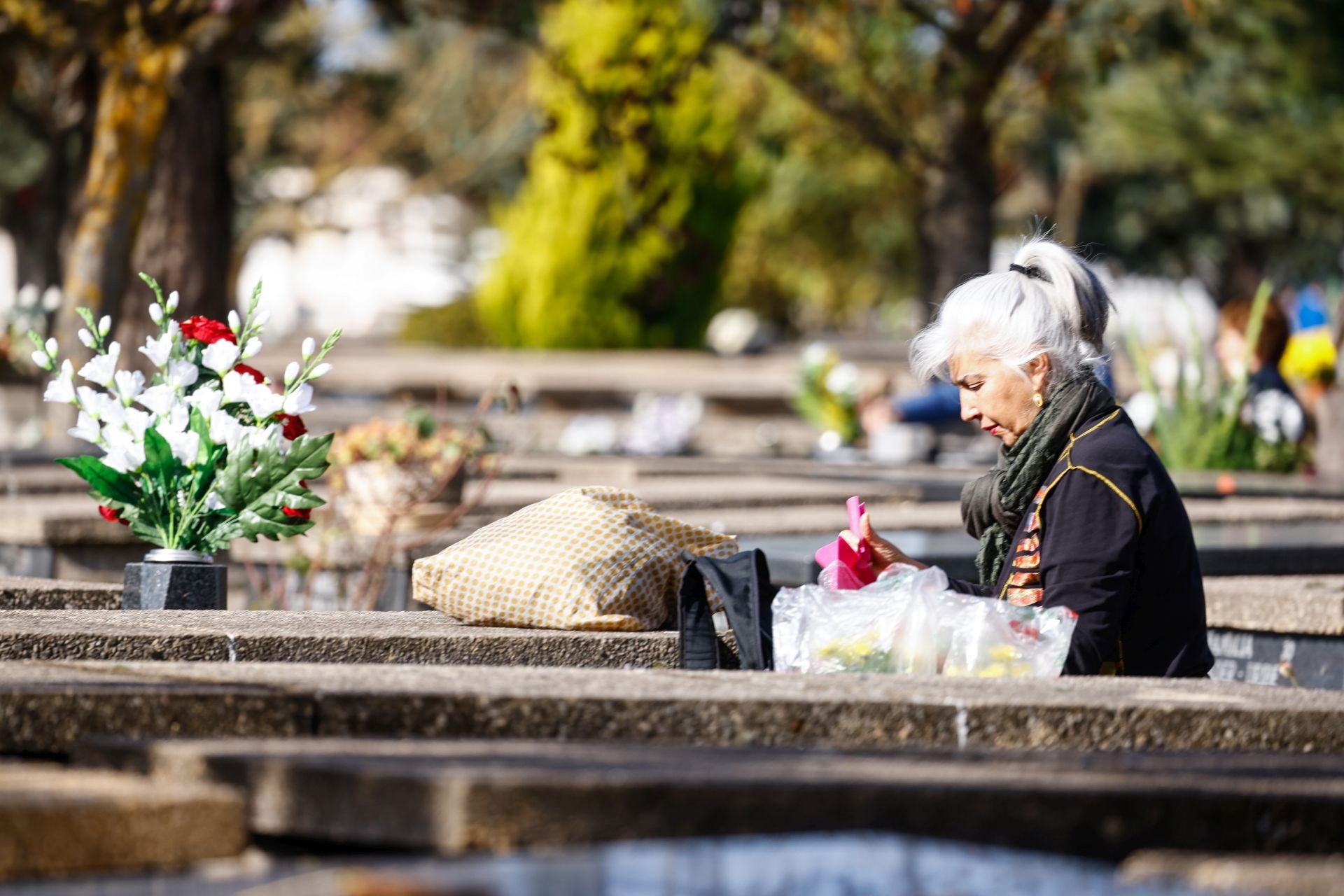 Flores y recuerdos en los cementerios vitorianos