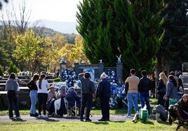 Flores y recuerdos en los cementerios vitorianos