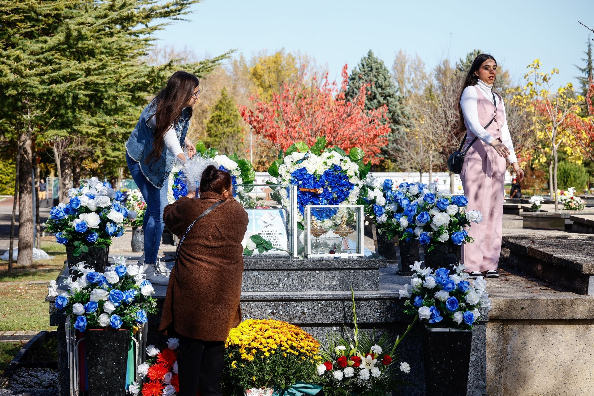 Flores y recuerdos en los cementerios vitorianos