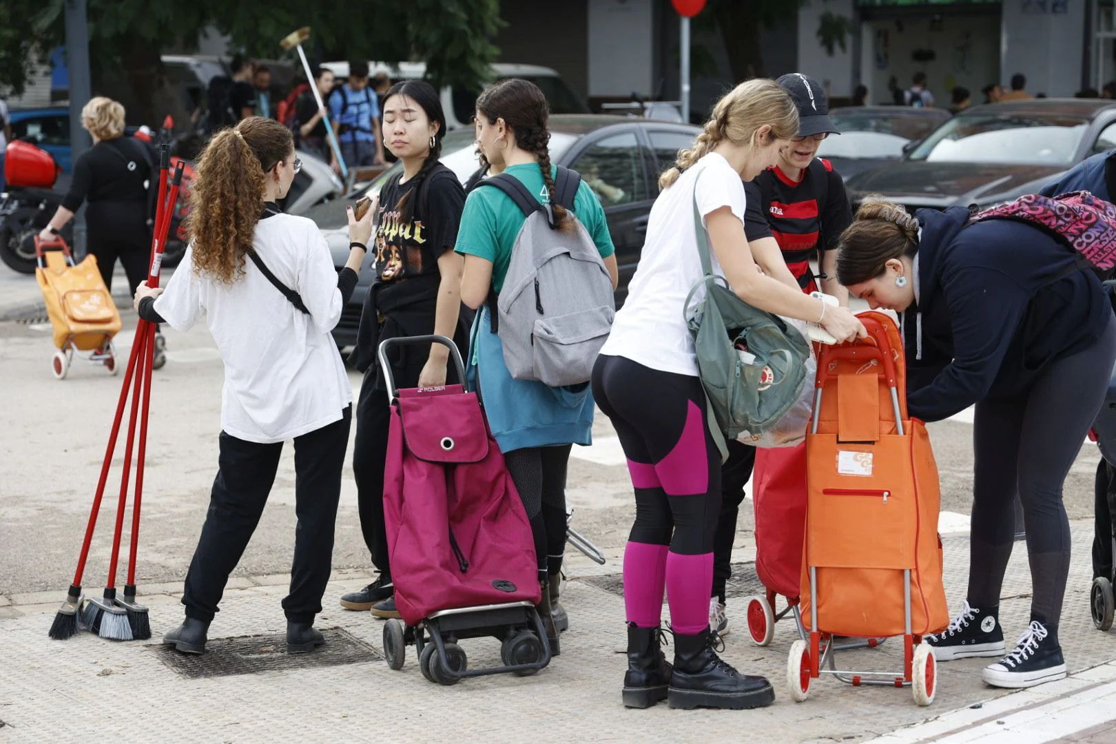 Fotos de la oleda de solidaridad: los valencianos acuden en masa a ayudar a los afectados por la DANA