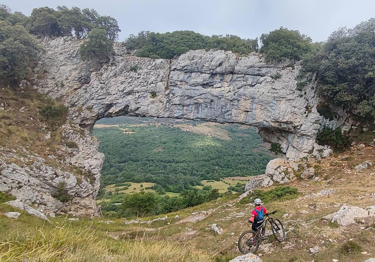 Un ciclista se asoma al marco incomprable de 'El Ventanón'.