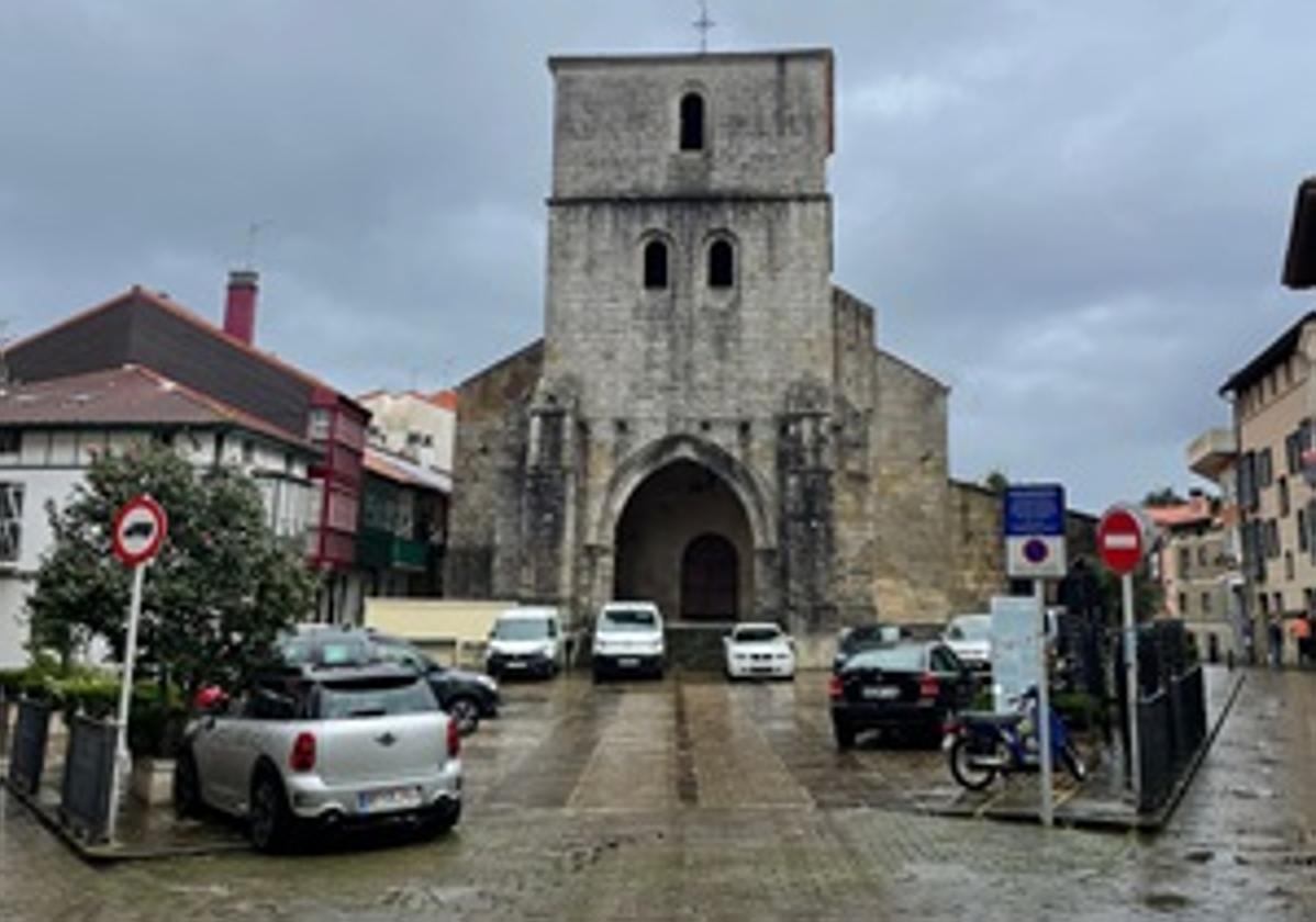 La plaza de la iglesia Santa María Magdalena, en Plentzia, es utilizada como aparcamiento de forma irregular.