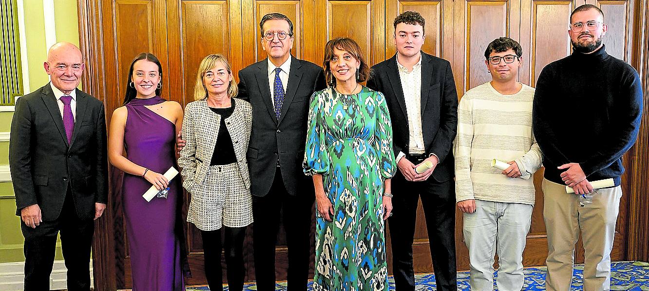 Juan Ignacio Pérez Iglesias, Amaia Oficialdegui, Teresa Cobo, Enrique de Ybarra, Eva Ferreira, Pablo Sanz Moreno, Carlos Oyanguren y Sócrates Sánchez. 