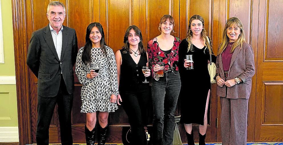 Iñaki Arechabaleta, Virginia Meza, Anai Sainz de la Maza, Juncal Munduate, Rosa Hidalgo y María José Tomé.