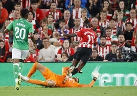 Rui Silva derriba a Nico Williams en el Athletic-Betis de la pasada temporada en San Mamés.