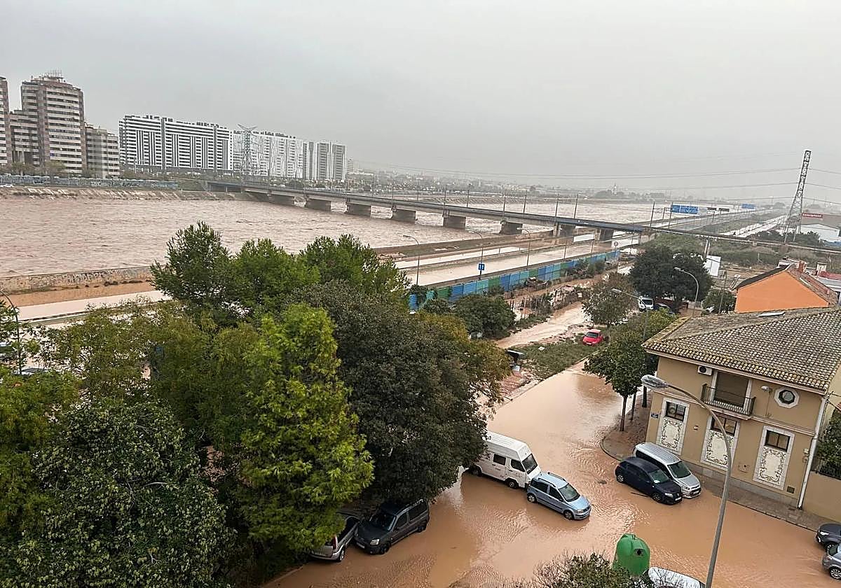 Cauce del Turia inundado.