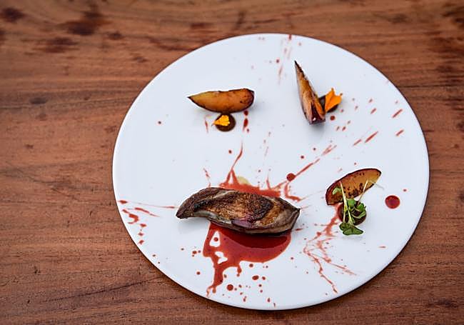 Plato de Tiro de Pichón con ciruelas, confitura de ciruelas y una reducción de los huesos del pájaro.