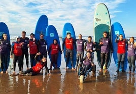 La asociación Haszten, la escuela Peña Txuri y la compañía Red Eléctrica colaboran en las clases de surf para chicos con discapacidad en Sopela.