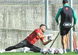 Unai Simón, esta mañana en Lezama junto a Padilla y Agirrezabala.