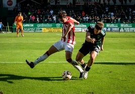 Un jugador del Sestao pugna con uno del Bilbao Athletic, en el partido que se jugó en Las Llanas hace 13 días.