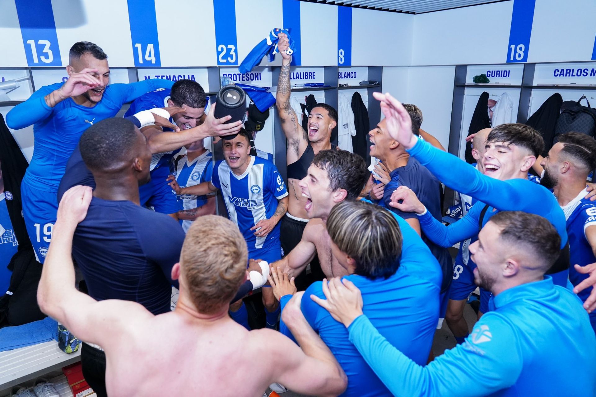 Los futbolistas del Alavés celebran el triunfo ante el Mallorca.