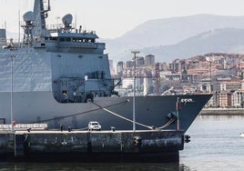 El buque de asalto anfibio 'Galicia', durante su visita de julio pasado a la localidad de Getxo.