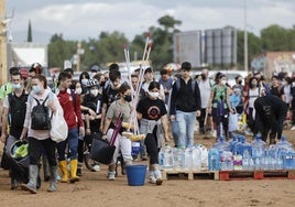 Voluntarios este sábado en la localidad de Paiporta ayudando en labores de limpieza.