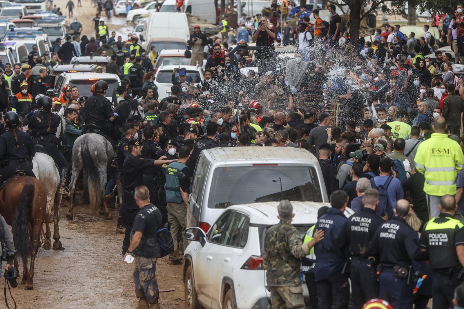 Las imágenes de la indignación ciudadana: los valencianos increpan y lanzan barro al Rey, Sánchez y Mazón