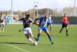 Jay pugna con un futbolista del Logroñés.