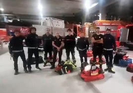 Ocho de los efectivos de los bomberos de Bilbao protestando por no haber podido acudir antes a Valencia.