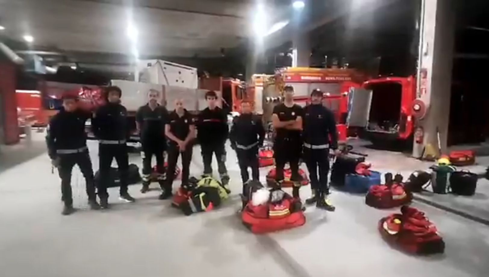 Ocho de los efectivos de los bomberos de Bilbao protestando por no haber podido acudir antes a Valencia.