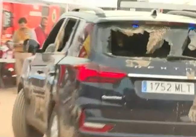 Uno de los coches de la comitiva de Sánchez, destrozado.