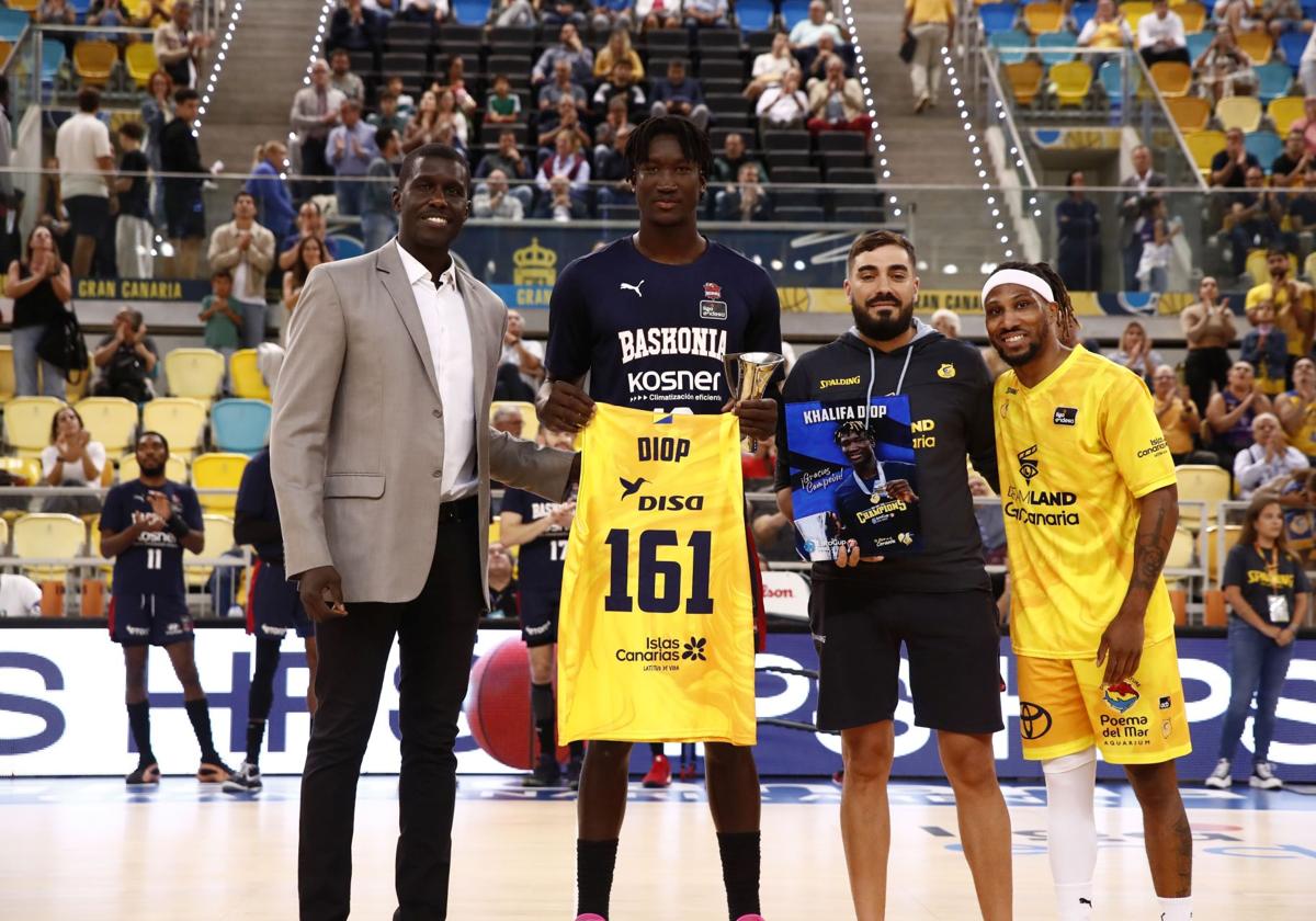 Khalifa Diop recibe un homenaje en su regreso a Gran Canaria