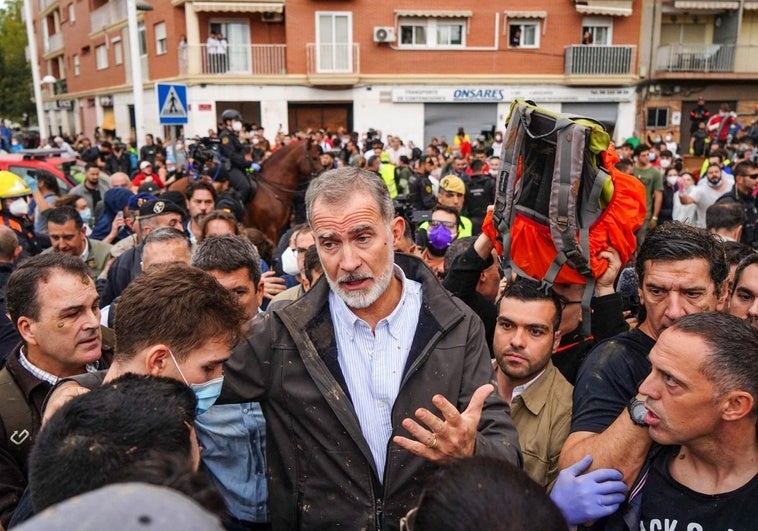 El vídeo de la Casa Real sobre la visita obvia el descontento popular y solo enseña muestras de afecto