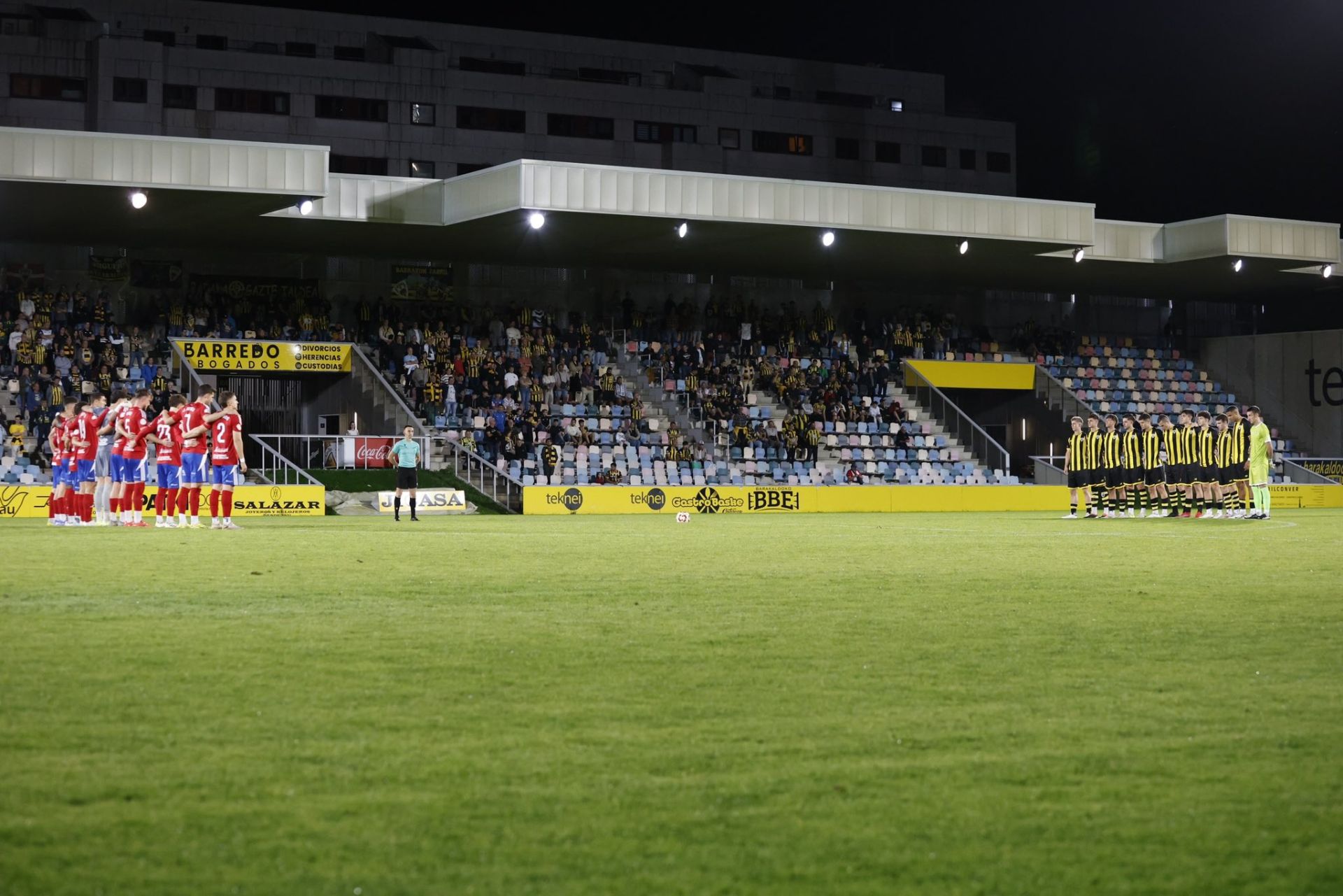 Barakaldo y Tarazona guardaron un emotivo minuto de silencio en Lasesarre.